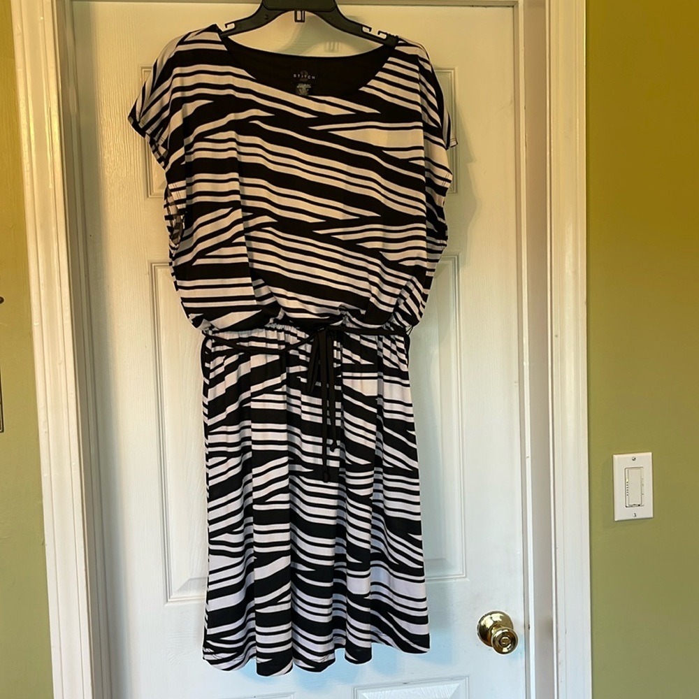 Black and White Scoop Neck Dress Size 1X